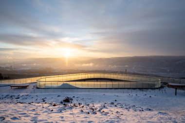 Nikolaevskaya Sopka 'daki gözlem güvertesi, Krasnoyarsk. Yüksek kalite fotoğraf