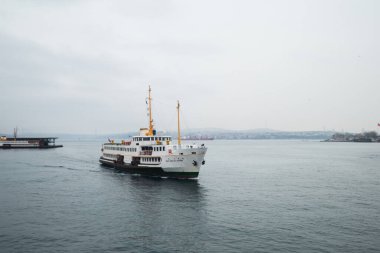 İstanbul, Türkiye 'deki İstanbul Boğazı' nda bir feribot 2023 Mayıs 'ında. Yüksek kalite fotoğraf