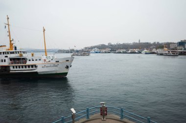 İstanbul, Türkiye 'deki İstanbul Boğazı' nda bir feribot 2023 Mayıs 'ında. Yüksek kalite fotoğraf