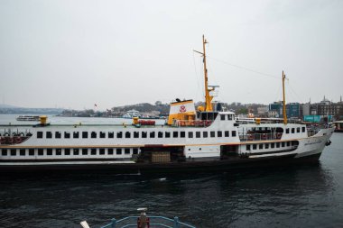 İstanbul, Türkiye 'deki İstanbul Boğazı' nda bir feribot 2023 Mayıs 'ında. Yüksek kalite fotoğraf