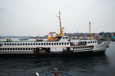 İstanbul, Türkiye 'deki İstanbul Boğazı' nda bir feribot 2023 Mayıs 'ında. Yüksek kalite fotoğraf