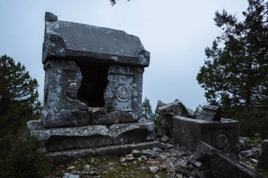 Termessos 'taki yıkık dökük spor salonu ve hamam binası. Türkiye 'nin Antalya ilinin antik kenti harabeye döndü. Yüksek kalite fotoğraf