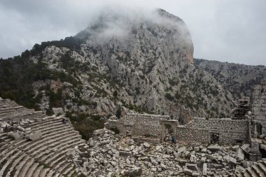 Termessos 'taki yıkık dökük spor salonu ve hamam binası. Türkiye 'nin Antalya ilinin antik kenti harabeye döndü. Yüksek kalite fotoğraf