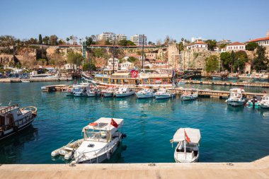 Antalya Eski Şehir Limanı, Taurus Dağları ve Akdeniz 'in panoramik manzarası, 2023 Mayıs. Yüksek kalite fotoğraf