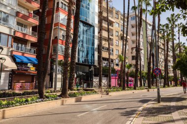 Antalya, Türkiye - Antalya şehir merkezinde işlek bir cadde olan 100. yıldönümü bulvarının 2023 yılı manzarası. Yüksek kalite fotoğraf