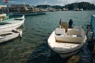 Gemiler boyama ve onarım için mevsimi dışında kıyıda dururlar. Yüksek kalite fotoğraf