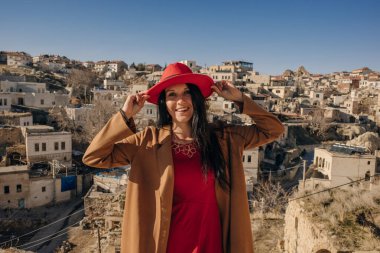 Kapadokya 'daki kırmızı şapkalı kız. Yüksek kalite fotoğraf