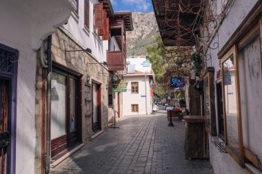 Kas 'ın eski güzel kasabasında güneş batımında butik dükkanları olan bir cadde. Mayıs 2023. Yüksek kalite fotoğraf