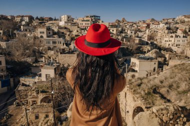 Kapadokya 'daki kırmızı şapkalı kız. Yüksek kalite fotoğraf