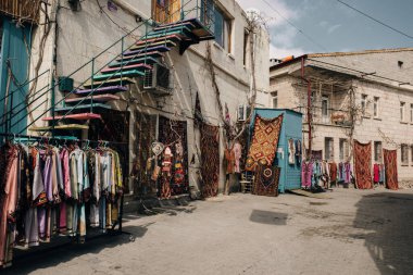 Goreme, Türkiye - Goreme, Kapadokya, Türkiye 'de eski evleri ve mağara otelleri olan Mart 2023. Yüksek kalite fotoğraf