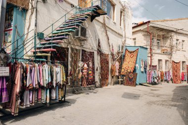 Goreme, Türkiye - Goreme, Kapadokya, Türkiye 'de eski evleri ve mağara otelleri olan Mart 2023. Yüksek kalite fotoğraf