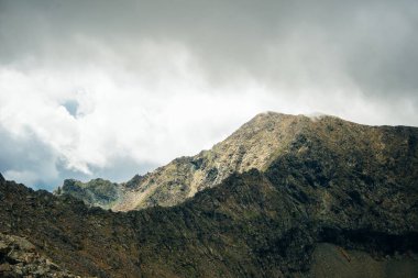 Sibirya dağlarındaki güzel dere Sayan. Yüksek kalite fotoğraf