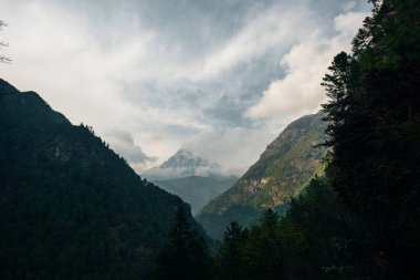 Himalaya 'da V şeklinde güzel bir vadi. Yüksek kalite fotoğraf