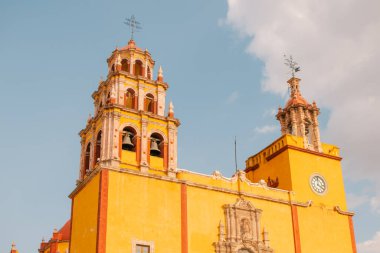 Guanajuato, Meksika. 24 Aralık 2023 Guanajuato, Meksika 'daki şehir evlerinde mimarlık ve cephe. Yüksek kalite fotoğraf