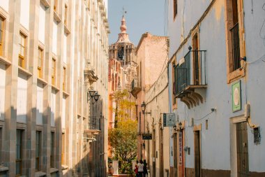 Guanajuato, Meksika. 24 Aralık 2023 Guanajuato, Meksika 'daki şehir evlerinde mimarlık ve cephe. Yüksek kalite fotoğraf
