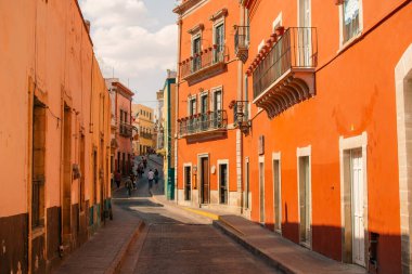 Guanajuato, Meksika. 24 Aralık 2023 Guanajuato, Meksika 'daki şehir evlerinde mimarlık ve cephe. Yüksek kalite fotoğraf