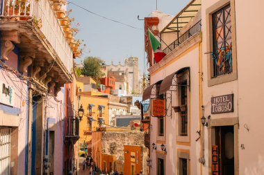Guanajuato, Meksika. 24 Aralık 2023 Guanajuato, Meksika 'daki şehir evlerinde mimarlık ve cephe. Yüksek kalite fotoğraf