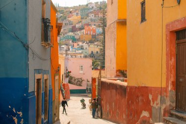 Guanajuato, Meksika. 24 Aralık 2023 Guanajuato, Meksika 'daki şehir evlerinde mimarlık ve cephe. Yüksek kalite fotoğraf