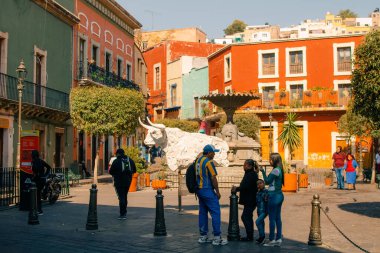 Guanajuato, Meksika. 24 Aralık 2023 Guanajuato, Meksika 'daki şehir evlerinde mimarlık ve cephe. Yüksek kalite fotoğraf