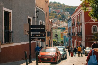 Guanajuato, Meksika. 24 Aralık 2023 Guanajuato, Meksika 'daki şehir evlerinde mimarlık ve cephe. Yüksek kalite fotoğraf