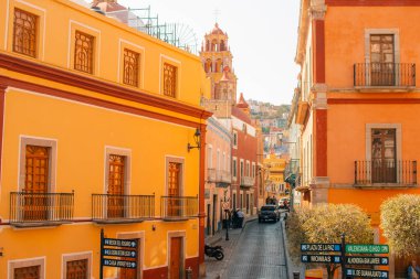 Guanajuato, Meksika. 24 Aralık 2023 Guanajuato, Meksika 'daki şehir evlerinde mimarlık ve cephe. Yüksek kalite fotoğraf