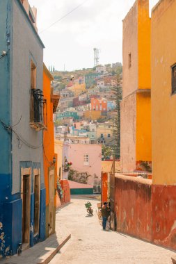Guanajuato, Meksika. 24 Aralık 2023 Guanajuato, Meksika 'daki şehir evlerinde mimarlık ve cephe. Yüksek kalite fotoğraf