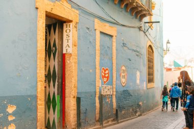 Guanajuato, Meksika. 24 Aralık 2023 Guanajuato, Meksika 'daki şehir evlerinde mimarlık ve cephe. Yüksek kalite fotoğraf