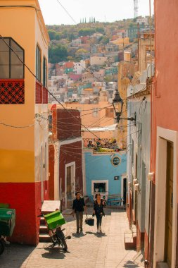 Guanajuato, Meksika. 24 Aralık 2023 Guanajuato, Meksika 'daki şehir evlerinde mimarlık ve cephe. Yüksek kalite fotoğraf