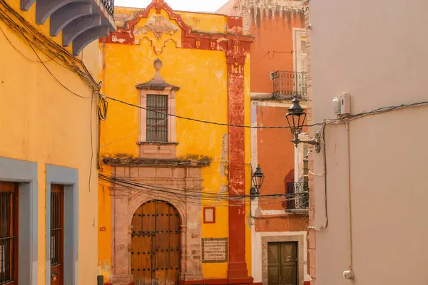 Guanajuato, Meksika. 24 Aralık 2023 Guanajuato, Meksika 'daki şehir evlerinde mimarlık ve cephe. Yüksek kalite fotoğraf