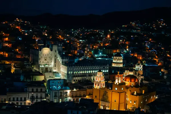 Guanajuato, Meksika. 24 Aralık 2023 Guanajuato, Meksika 'daki şehir evlerinde mimarlık ve cephe. Yüksek kalite fotoğraf