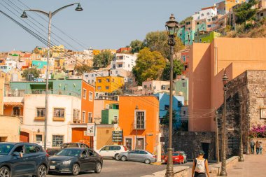 Guanajuato, Meksika. 24 Aralık 2023 Guanajuato, Meksika 'daki şehir evlerinde mimarlık ve cephe. Yüksek kalite fotoğraf