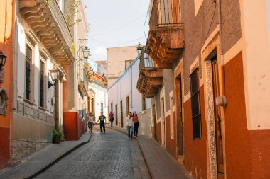 Guanajuato, Meksika. 24 Aralık 2023 Guanajuato, Meksika 'daki şehir evlerinde mimarlık ve cephe. Yüksek kalite fotoğraf