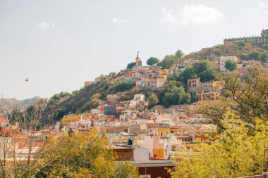 Guanajuato, Meksika. 24 Aralık 2023 Guanajuato, Meksika 'daki şehir evlerinde mimarlık ve cephe. Yüksek kalite fotoğraf