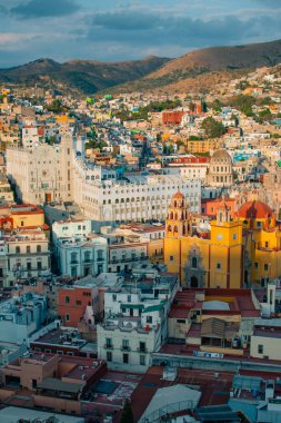 Guanajuato, Meksika. 24 Aralık 2023 Guanajuato, Meksika 'daki şehir evlerinde mimarlık ve cephe. Yüksek kalite fotoğraf