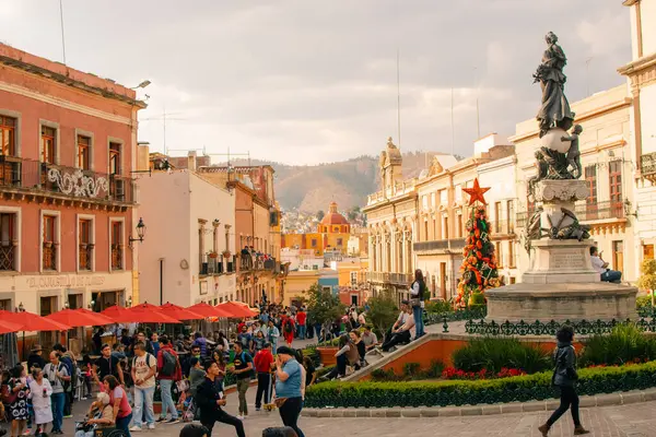 Guanajuato, Meksika. 24 Aralık 2023 Guanajuato, Meksika 'daki şehir evlerinde mimarlık ve cephe. Yüksek kalite fotoğraf