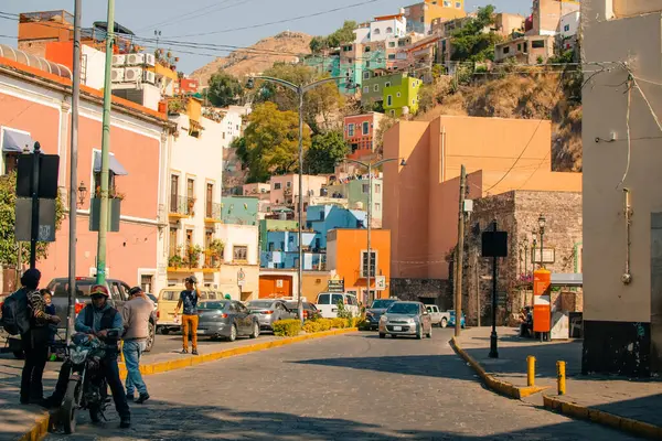 Guanajuato, Meksika. 24 Aralık 2023 Guanajuato, Meksika 'daki şehir evlerinde mimarlık ve cephe. Yüksek kalite fotoğraf