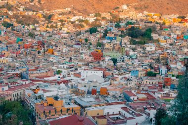 Guanajuato, Meksika. 24 Aralık 2023 Guanajuato, Meksika 'daki şehir evlerinde mimarlık ve cephe. Yüksek kalite fotoğraf