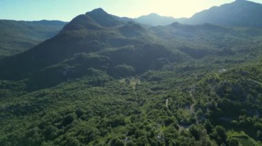 Karadağ 'ın güzel panorama dağları. Dağların yamaçlarındaki dağlar ve ormanlar. Yüksek kalite 4k görüntü