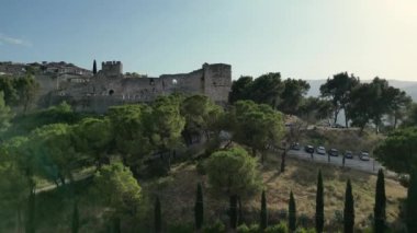 Berat Şatosu 'nun üzerinde gün batımı, havadan şehir panoramik manzarası. Yüksek kalite 4k görüntü