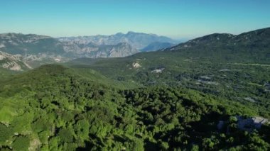 Karadağ 'ın güzel panorama dağları. Dağların yamaçlarındaki dağlar ve ormanlar. Yüksek kalite 4k görüntü