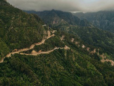Güneşin ilk ışınlarının muhteşem doğal topoğrafyayı aydınlatan altın bir parıltıyla madeira dağlarının engebeli zirvelerini çarpıcı bir şekilde görüntülemesi. Yüksek kalite fotoğraf