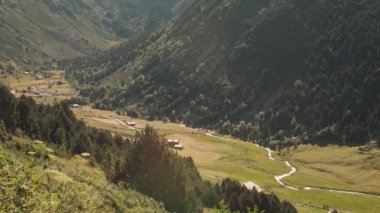 İnsansız hava aracı arka planda dağlarla, Fransa 'da Pireneler üzerinde uçuyor. Havadan ileri. Yüksek kalite 4k görüntü