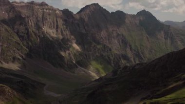 İnsansız hava aracı arka planda dağlarla, Fransa 'da Pireneler üzerinde uçuyor. Havadan ileri. Yüksek kalite 4k görüntü