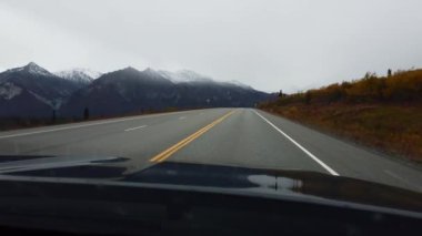 Şiddetli yağmurda arabada silecekler Alaska 'daki camları temizliyor. Yüksek kalite 4k görüntü