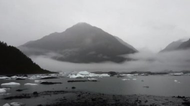 Valdez Buzul Gölü 'nün yağmur ve sisli dağları Valdez, Alaska, ABD. - Evet. Yüksek kalite 4k görüntü