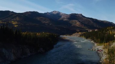 Alaska 'da sonbaharda yol manzarası. Yüksek kalite 4k görüntü
