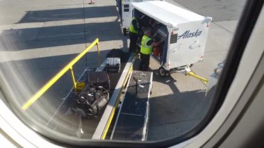 US, Alaska - bölüm 2 2024 uçak pistte bagaj rampası ile. Yüksek kalite 4k görüntü