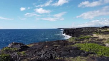 Hawaii Volkanları Ulusal Parkı 'ndaki Holei Deniz Kemeri boyunca hava manzaralı dalgalar çarpar. Yüksek kalite 4k görüntü