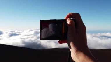 Yürüyüşçü kız Hawaii 'de Tepe Tepesi' nde günbatımının tadını çıkarıyor. Yüksek kalite 4k görüntü