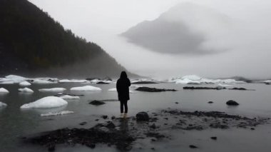 Valdez Buzul Gölü 'nün yağmur ve sisli dağları Valdez, Alaska, ABD. - Evet. Yüksek kalite 4k görüntü